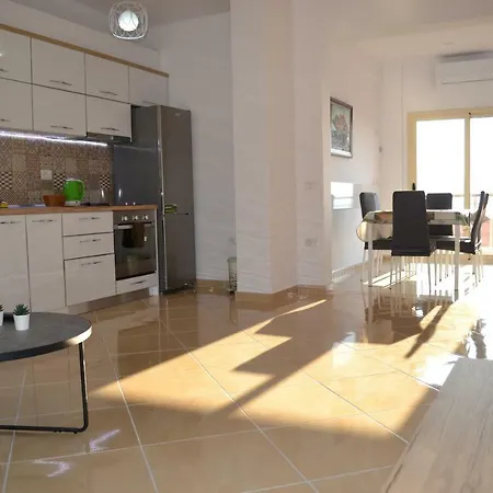 Seaview Penthouse 2 Bedrooms & Private Garage *