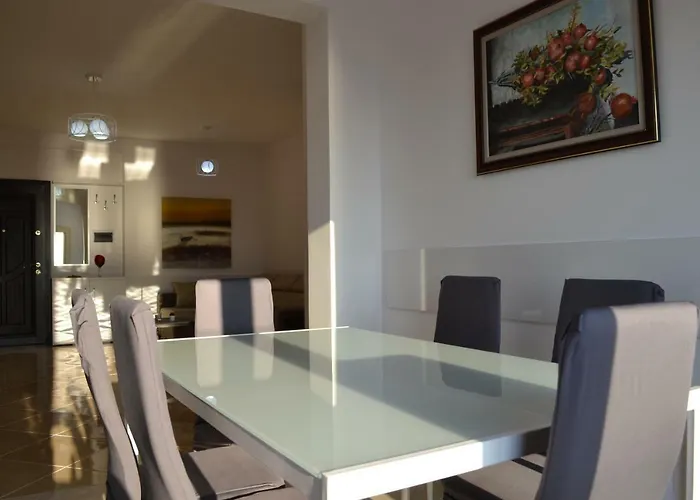 Seaview Penthouse 2 Bedrooms & Private Garage *