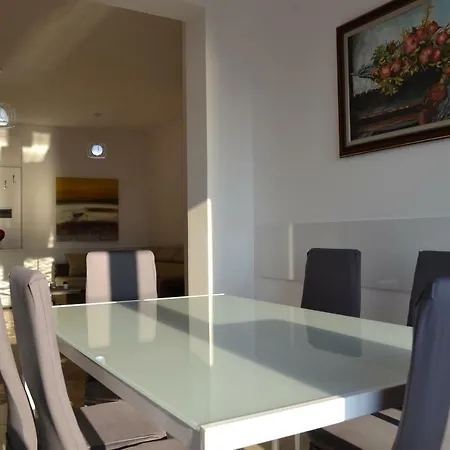 Seaview Penthouse 2 Bedrooms & Box Garage *