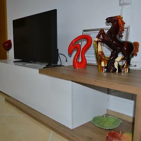 Seaview Penthouse 2 Bedrooms & Private Garage Apartment *